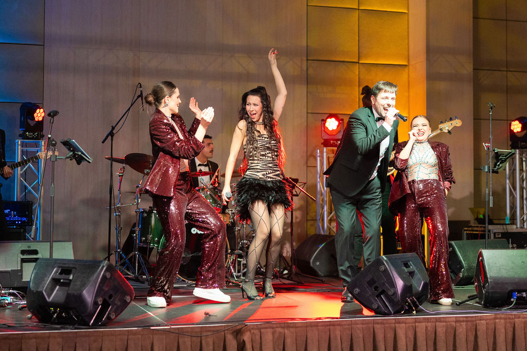 /datastore/imagestore/1440x620/1440x620_1791191216_NY26-gala-band.jpg?v=1791191217